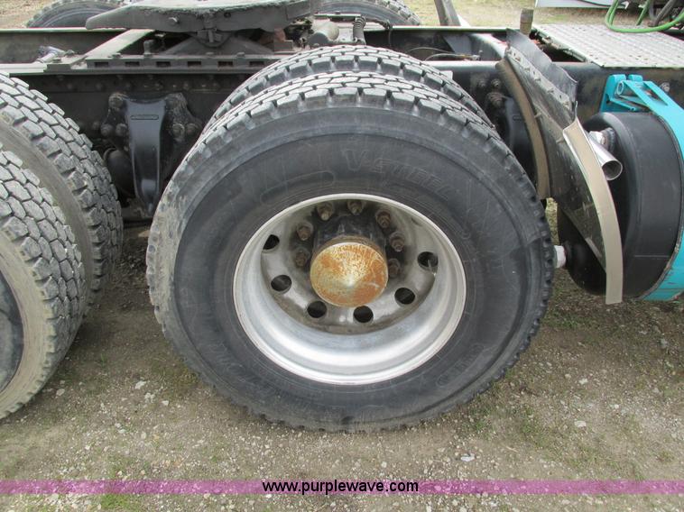 image for item I4176 1996 Freightliner FLD semi truck