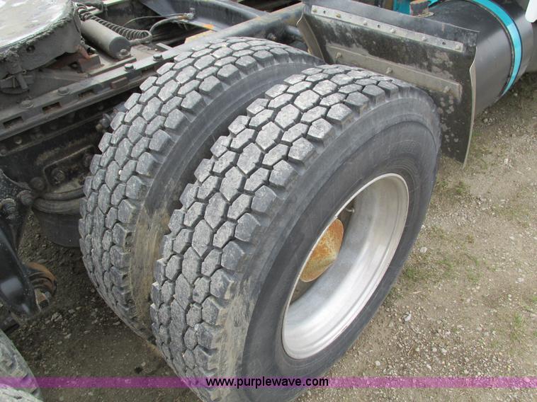 image for item I4176 1996 Freightliner FLD semi truck