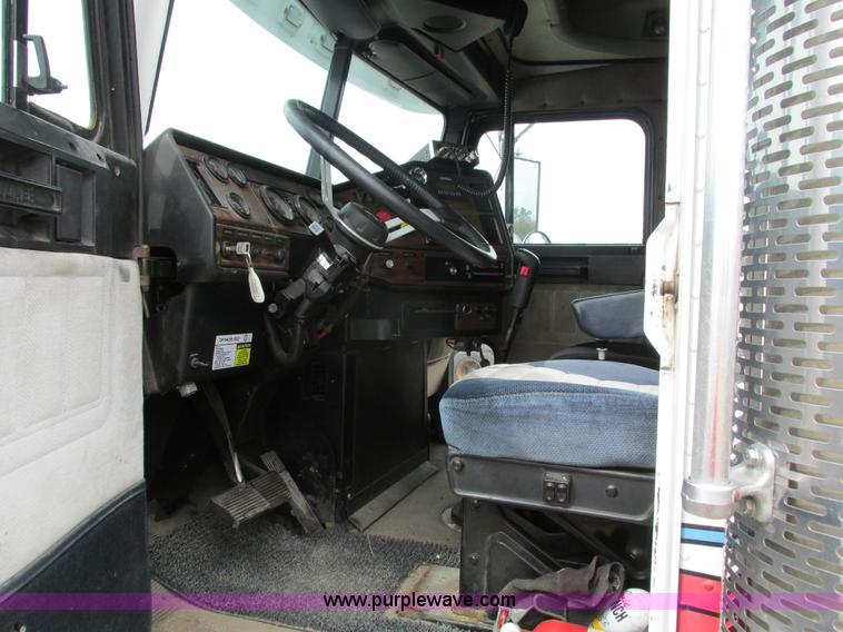 image for item I4176 1996 Freightliner FLD semi truck