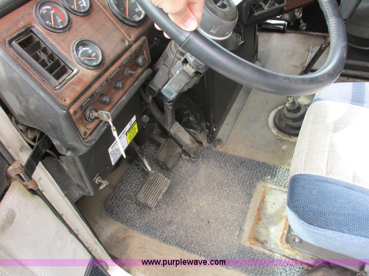 image for item I4176 1996 Freightliner FLD semi truck