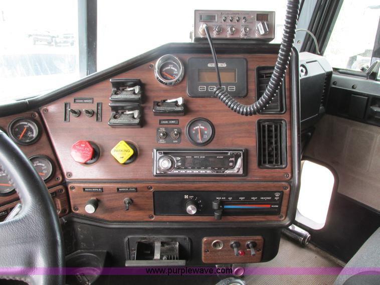 image for item I4176 1996 Freightliner FLD semi truck