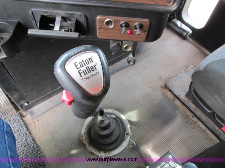 image for item I4176 1996 Freightliner FLD semi truck