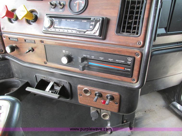 image for item I4176 1996 Freightliner FLD semi truck