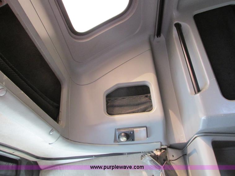 image for item I4176 1996 Freightliner FLD semi truck