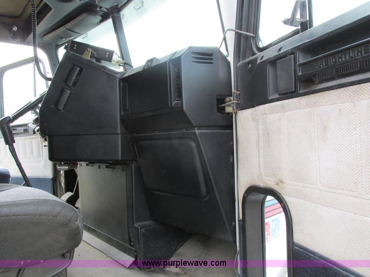 image for item I4176 1996 Freightliner FLD semi truck