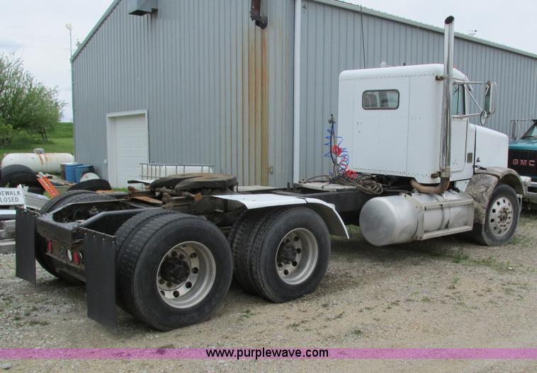 image for item I4179 1993 Peterbilt 378 semi truck