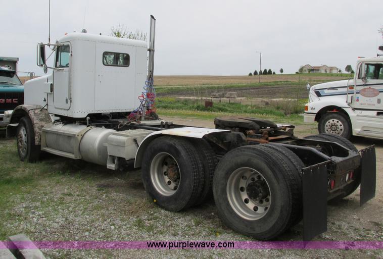 image for item I4179 1993 Peterbilt 378 semi truck