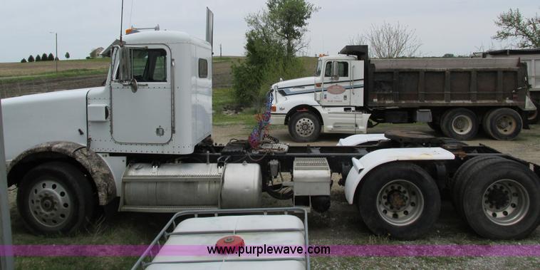 image for item I4179 1993 Peterbilt 378 semi truck