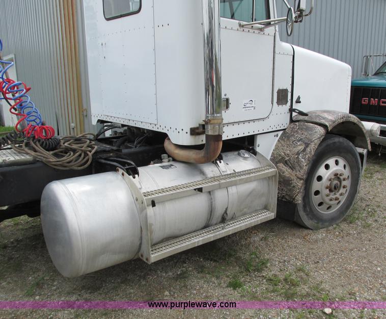 image for item I4179 1993 Peterbilt 378 semi truck