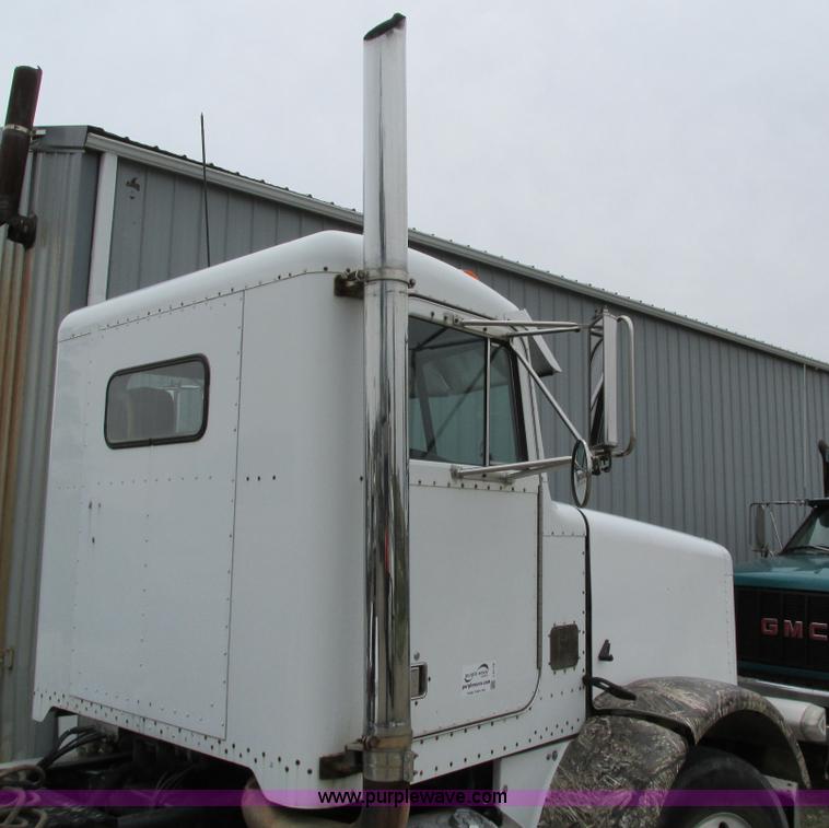 image for item I4179 1993 Peterbilt 378 semi truck