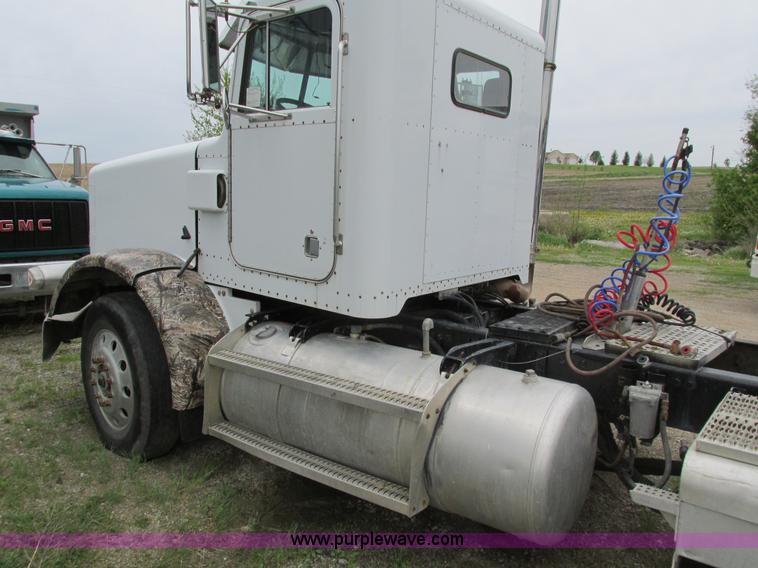 image for item I4179 1993 Peterbilt 378 semi truck