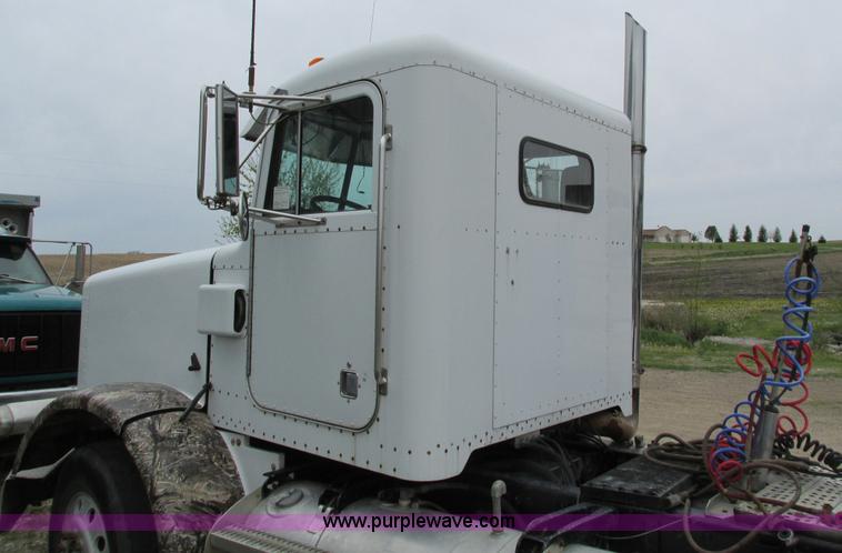 image for item I4179 1993 Peterbilt 378 semi truck