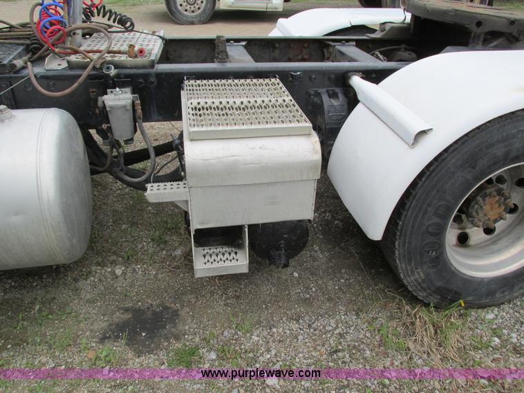 image for item I4179 1993 Peterbilt 378 semi truck