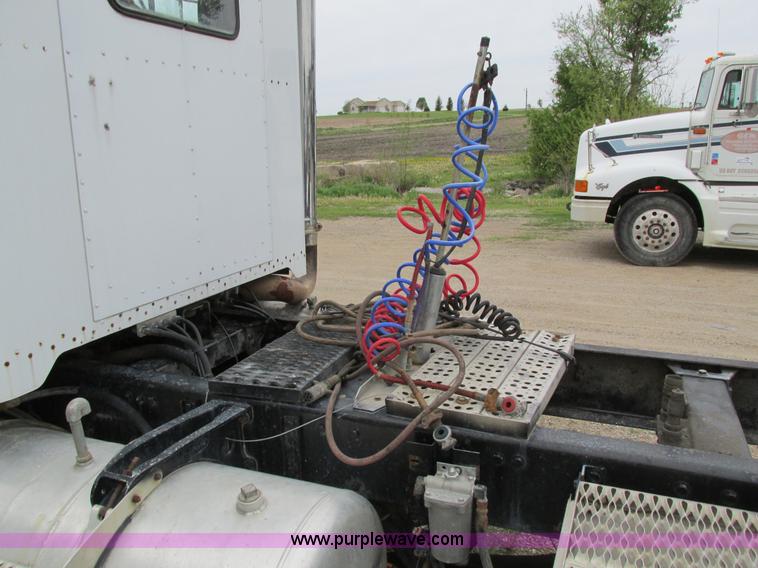 image for item I4179 1993 Peterbilt 378 semi truck