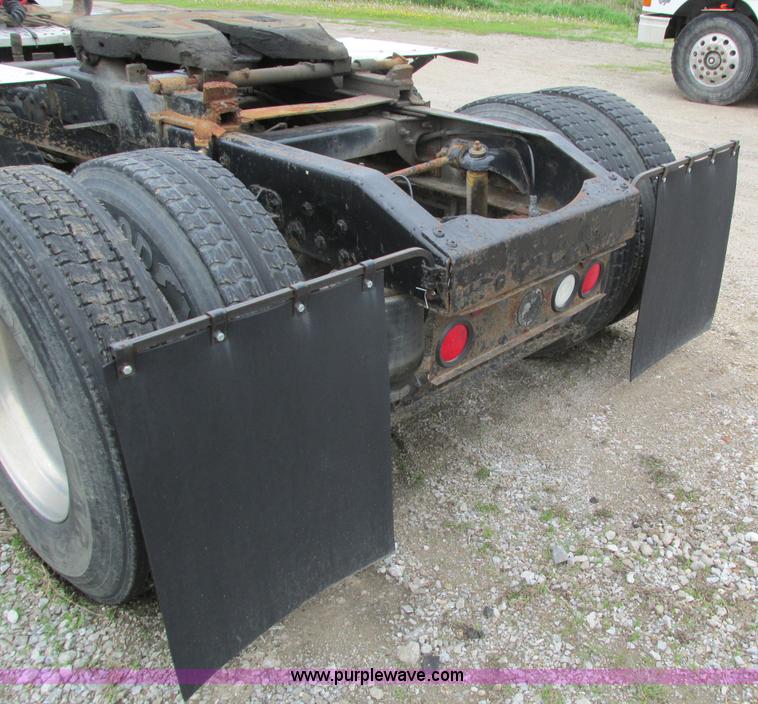 image for item I4179 1993 Peterbilt 378 semi truck