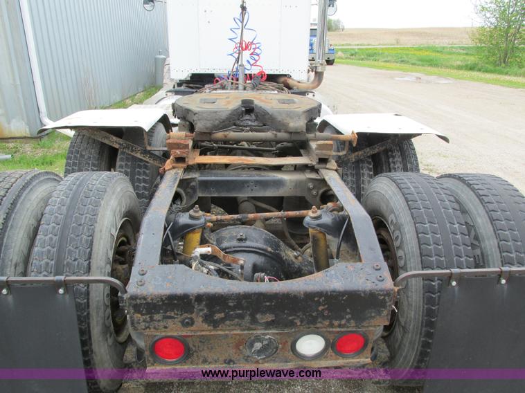 image for item I4179 1993 Peterbilt 378 semi truck