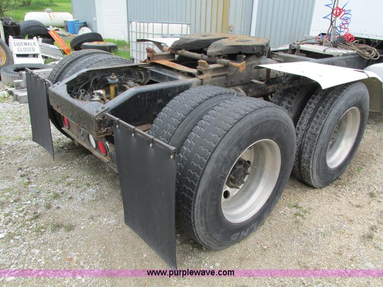 image for item I4179 1993 Peterbilt 378 semi truck