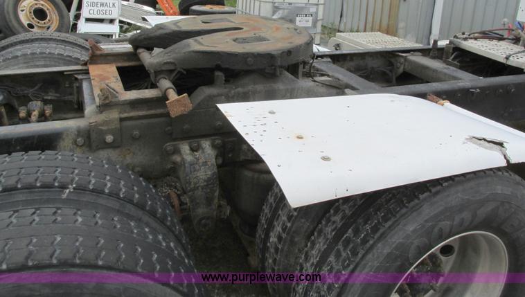 image for item I4179 1993 Peterbilt 378 semi truck