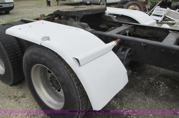 image for item I4179 1993 Peterbilt 378 semi truck