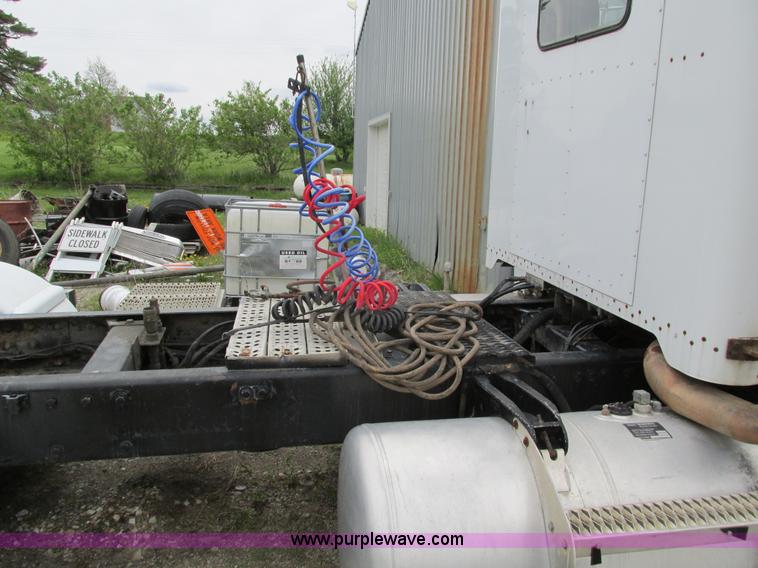 image for item I4179 1993 Peterbilt 378 semi truck