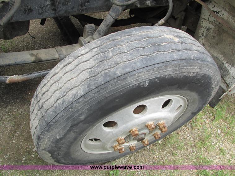 image for item I4179 1993 Peterbilt 378 semi truck