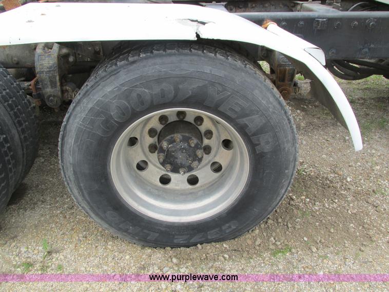 image for item I4179 1993 Peterbilt 378 semi truck