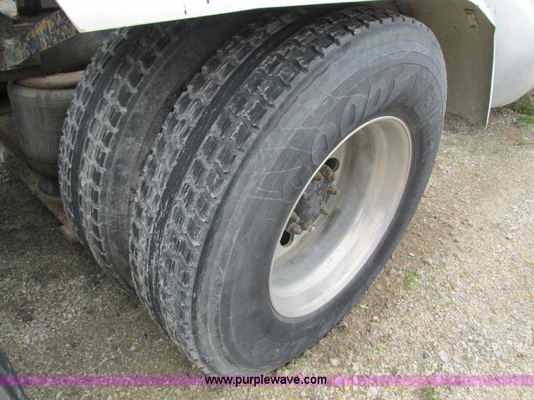 image for item I4179 1993 Peterbilt 378 semi truck