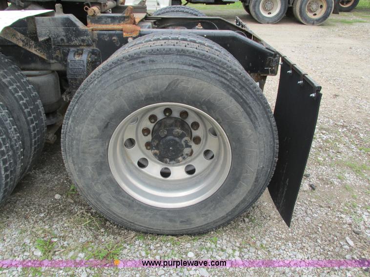 image for item I4179 1993 Peterbilt 378 semi truck