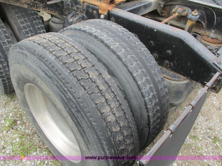 image for item I4179 1993 Peterbilt 378 semi truck