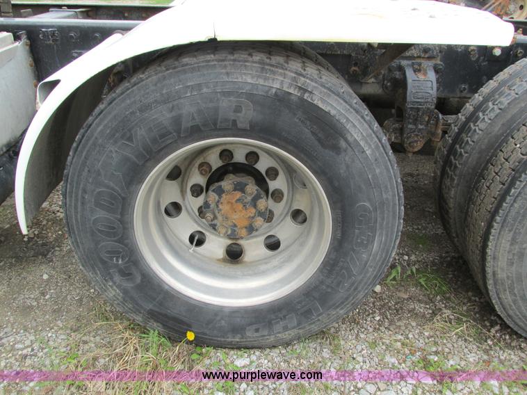 image for item I4179 1993 Peterbilt 378 semi truck