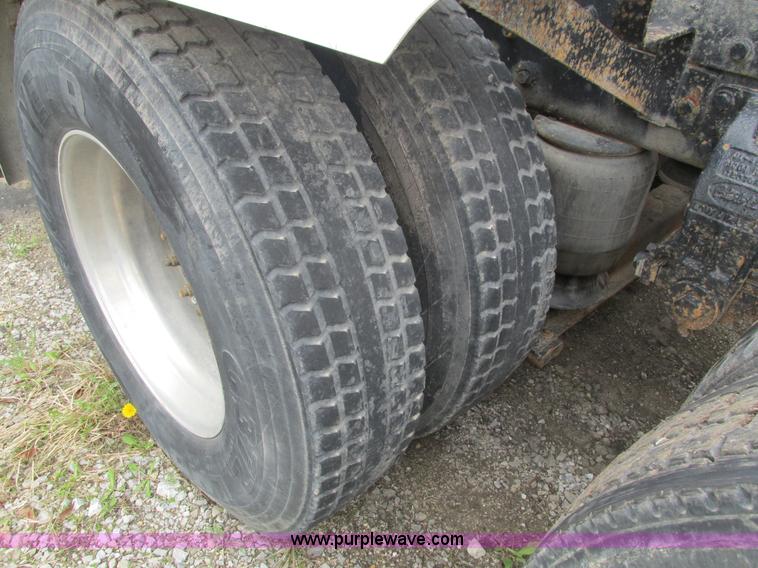 image for item I4179 1993 Peterbilt 378 semi truck