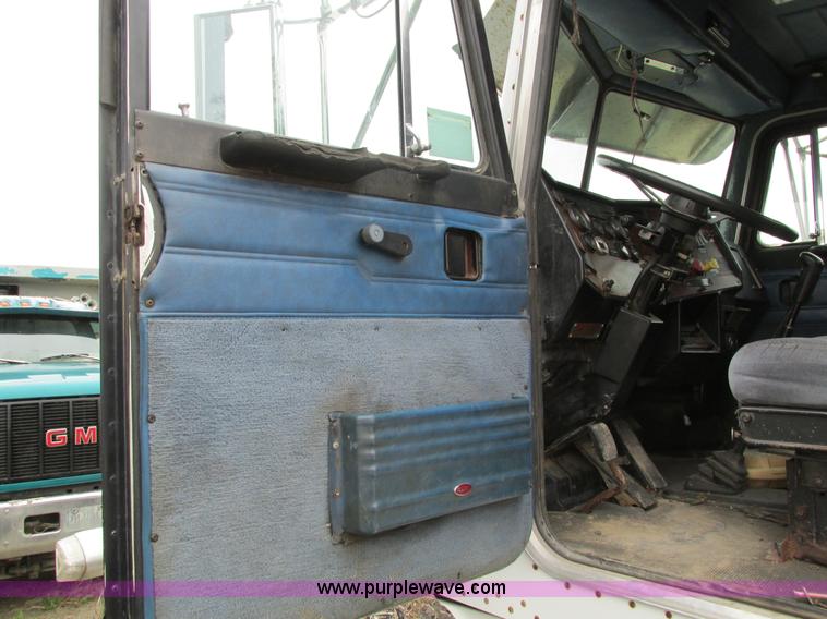 image for item I4179 1993 Peterbilt 378 semi truck