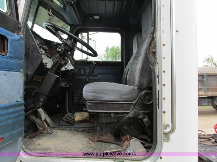 image for item I4179 1993 Peterbilt 378 semi truck