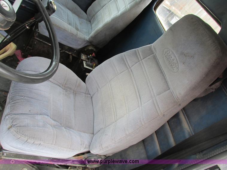 image for item I4179 1993 Peterbilt 378 semi truck