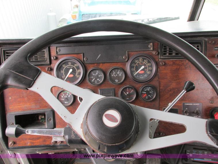 image for item I4179 1993 Peterbilt 378 semi truck