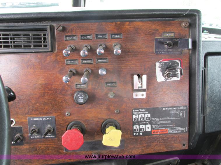 image for item I4179 1993 Peterbilt 378 semi truck