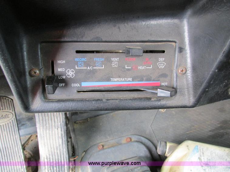 image for item I4179 1993 Peterbilt 378 semi truck