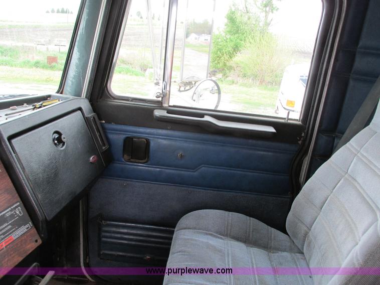 image for item I4179 1993 Peterbilt 378 semi truck