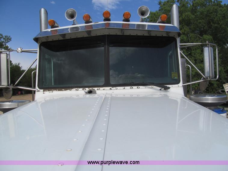 image for item I7016 1998 Peterbilt 379 semi truck