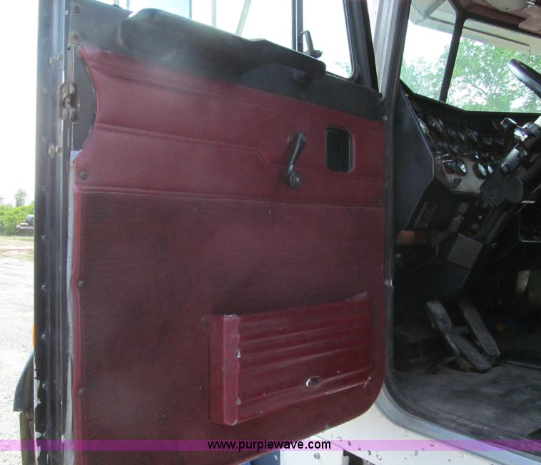 image for item I7016 1998 Peterbilt 379 semi truck