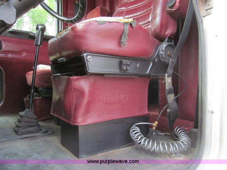 image for item I7016 1998 Peterbilt 379 semi truck