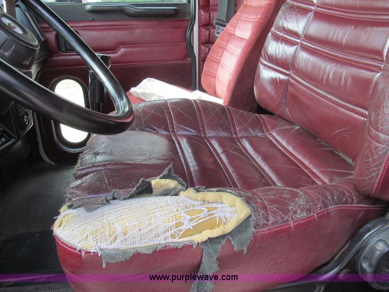 image for item I7016 1998 Peterbilt 379 semi truck