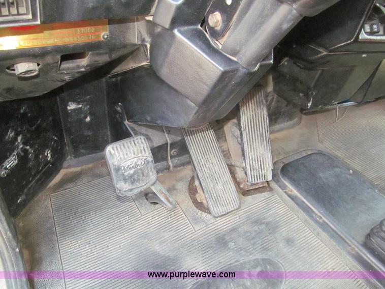 image for item I7016 1998 Peterbilt 379 semi truck