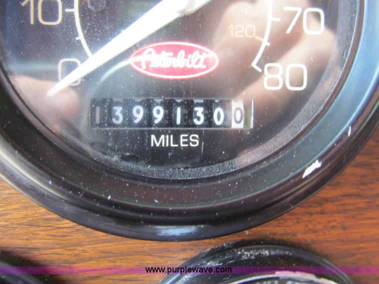 image for item I7016 1998 Peterbilt 379 semi truck