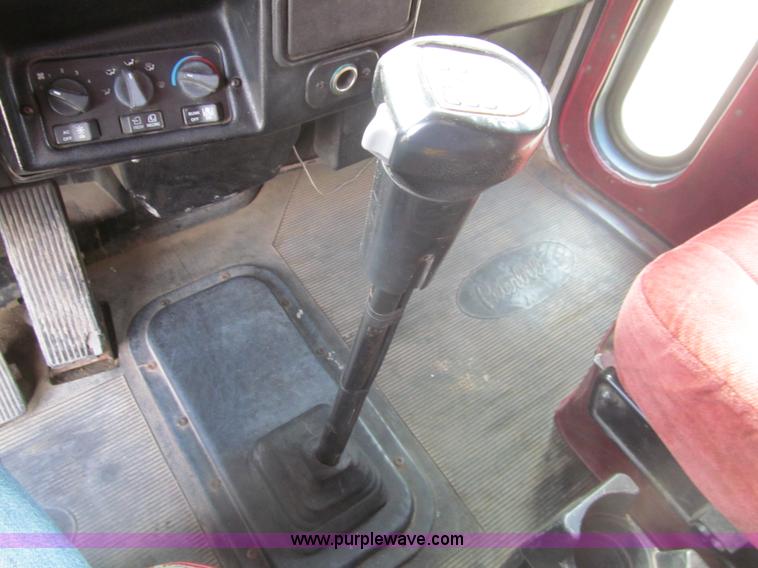 image for item I7016 1998 Peterbilt 379 semi truck