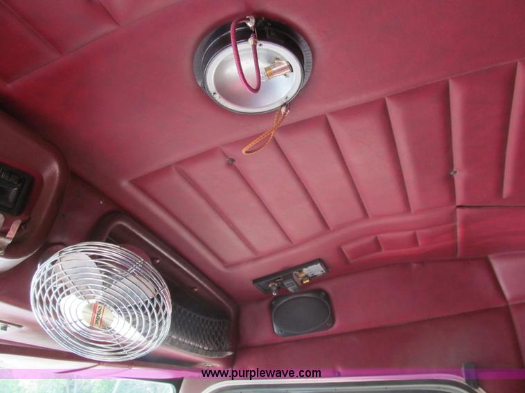 image for item I7016 1998 Peterbilt 379 semi truck