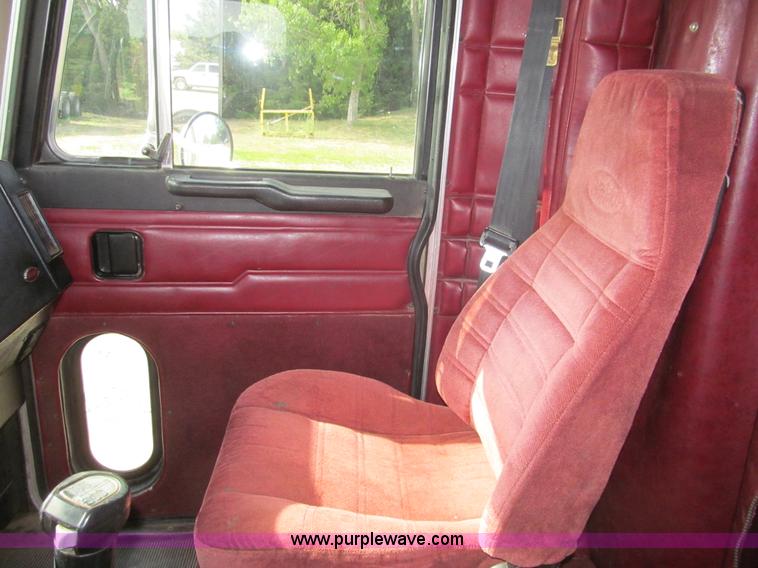 image for item I7016 1998 Peterbilt 379 semi truck