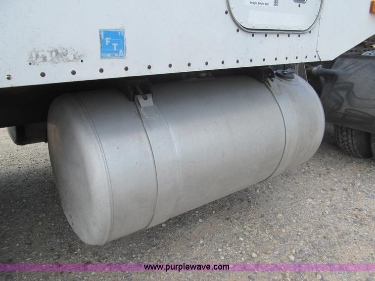 image for item I7016 1998 Peterbilt 379 semi truck