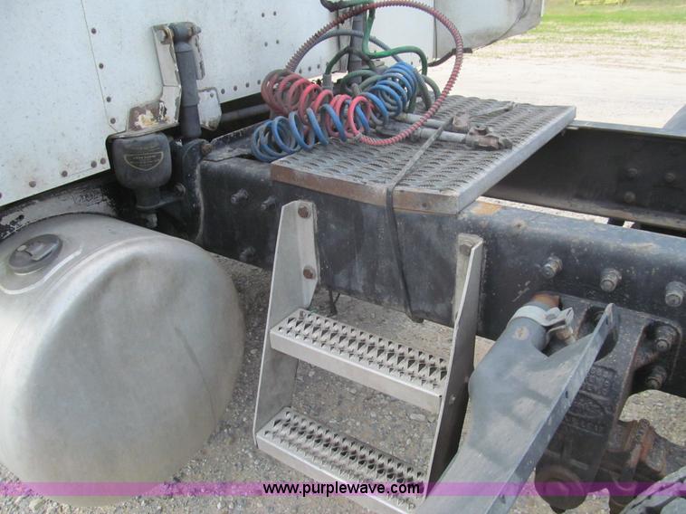 image for item I7016 1998 Peterbilt 379 semi truck