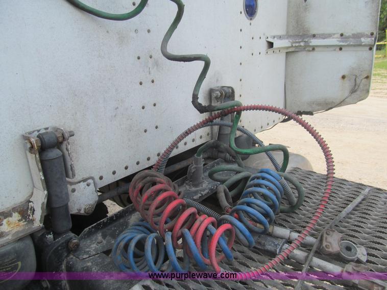 image for item I7016 1998 Peterbilt 379 semi truck